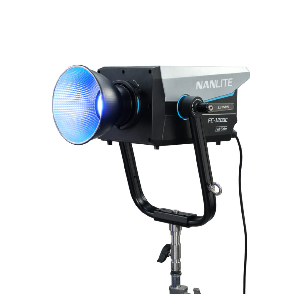 NANLITE FC-1200C LED 全彩聚光燈搭配反射罩輸出藍色光